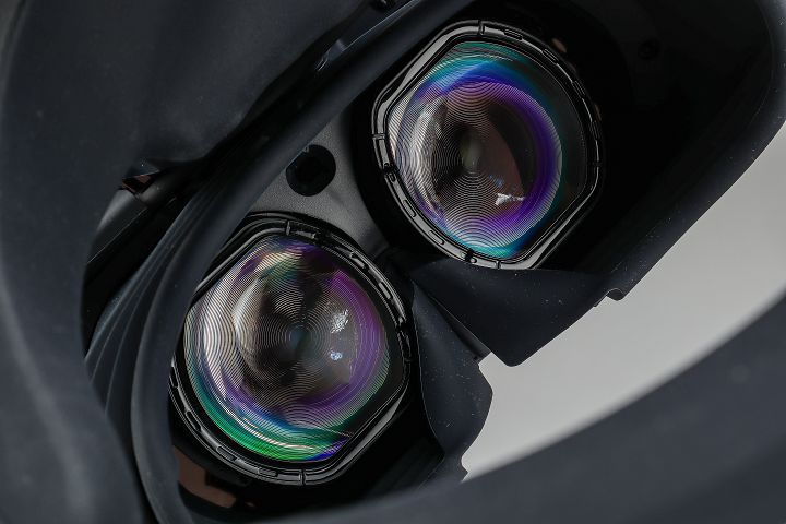 鏡組件除了雙眼上方的穿戴感測器外，在菲涅爾鏡片外圍則圍繞一圈 IR LED，用於捕捉使用者的眼部動作。