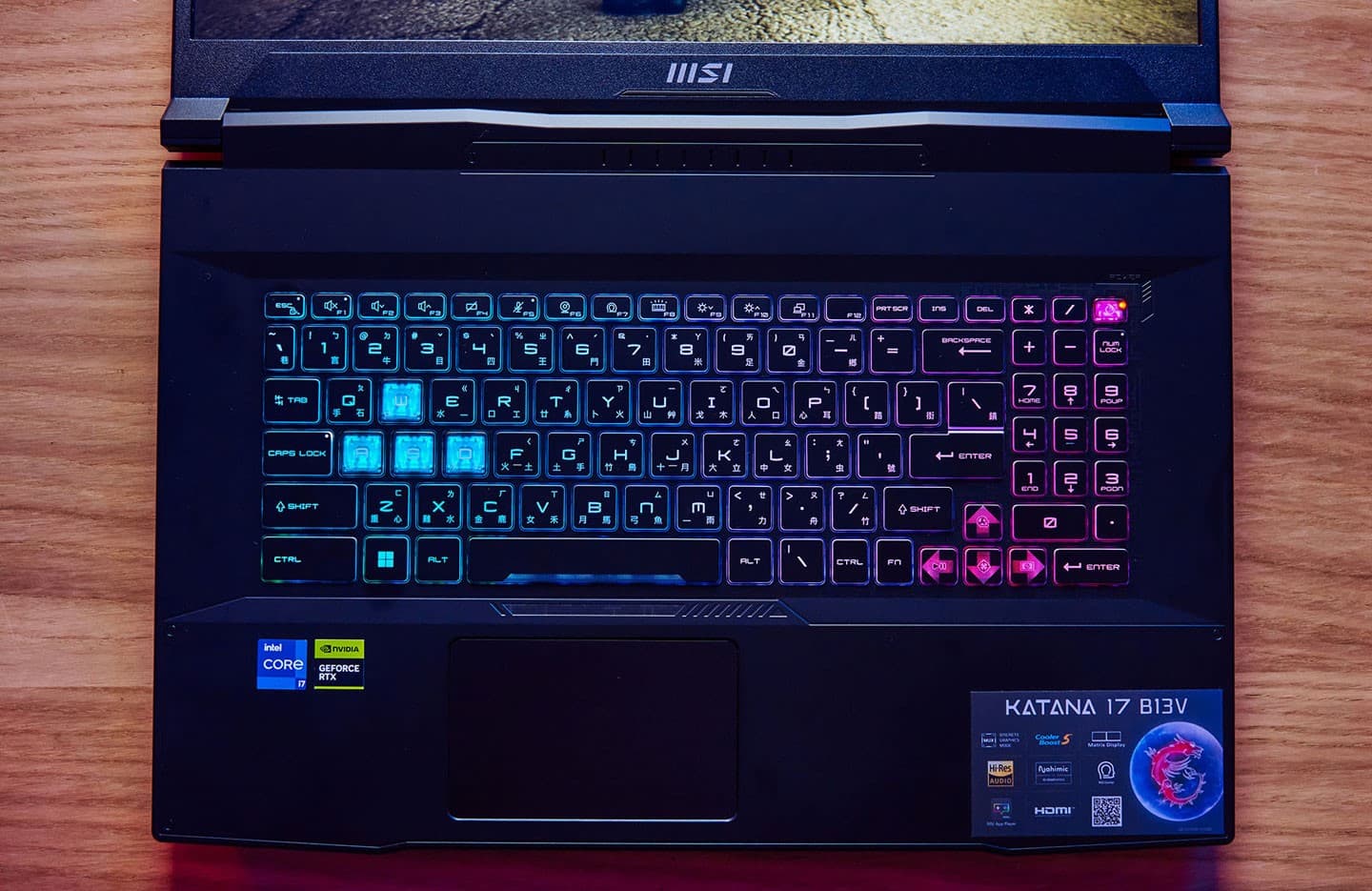 機身 C 面為島式鍵盤配與機身同色系的鍵帽，四區 RGB 全彩背光十分亮眼，按鍵也有 1.7 mm 的長鍵程，經實測手感的表現確實優異。
