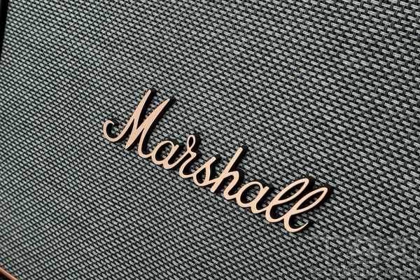 浮雕Logo、編織網罩 正面保留經典的浮雕手寫體 Marshall Logo，並對應箱體顏色調整網罩色調。