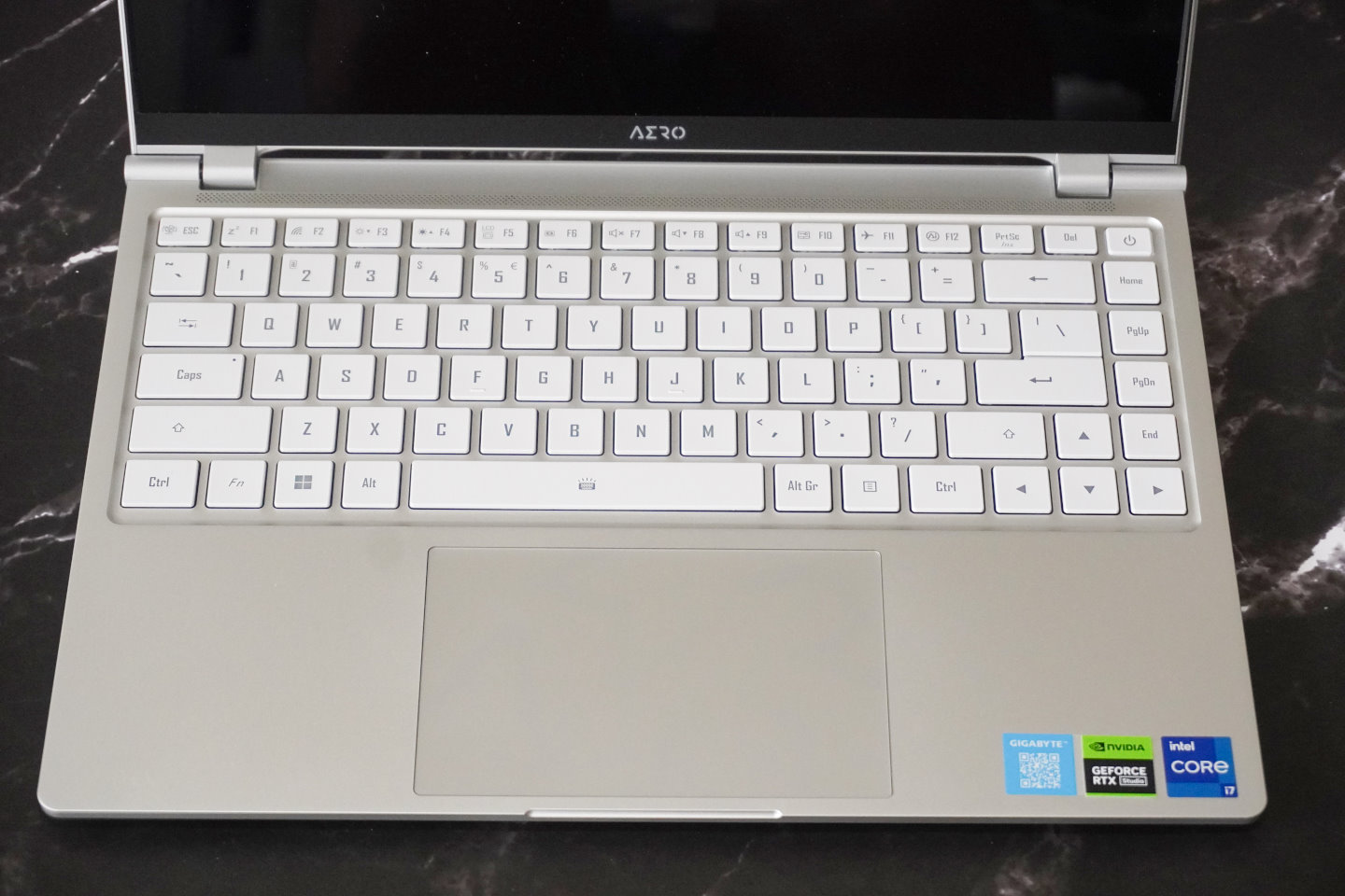 AERO 14 OLED的鍵盤布局相當規舉，並具有白色背光功能，比較可惜的是並沒有整合指紋辨功能。