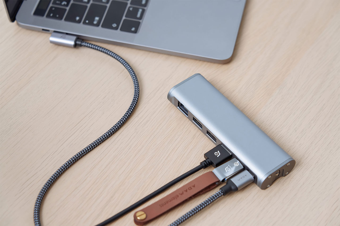 在外出使用電時，這個可拆式合一 USB-C Hub 也能發揮便利的外部擴充功能哦！