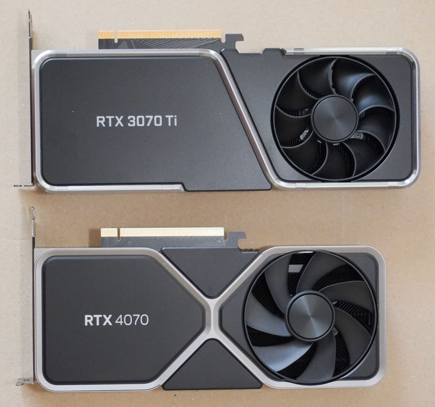 GeForce RTX 4070 Founder Edition的長度比GeForce RTX 3070 Ti Founder Edition一點，2者都是雙槽的尺寸。