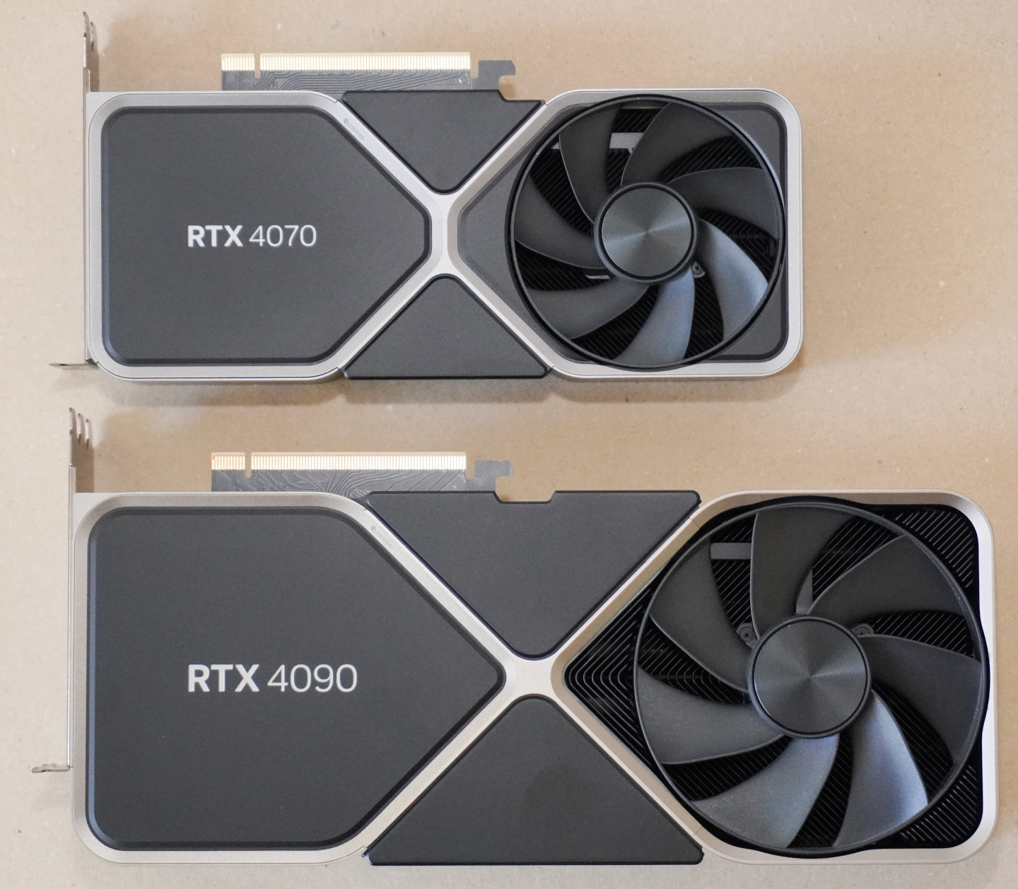 與GeForce RTX 4090 Founder Edition相比，GeForce RTX 4070 Founder Edition的尺寸就顯的小巧許多。
