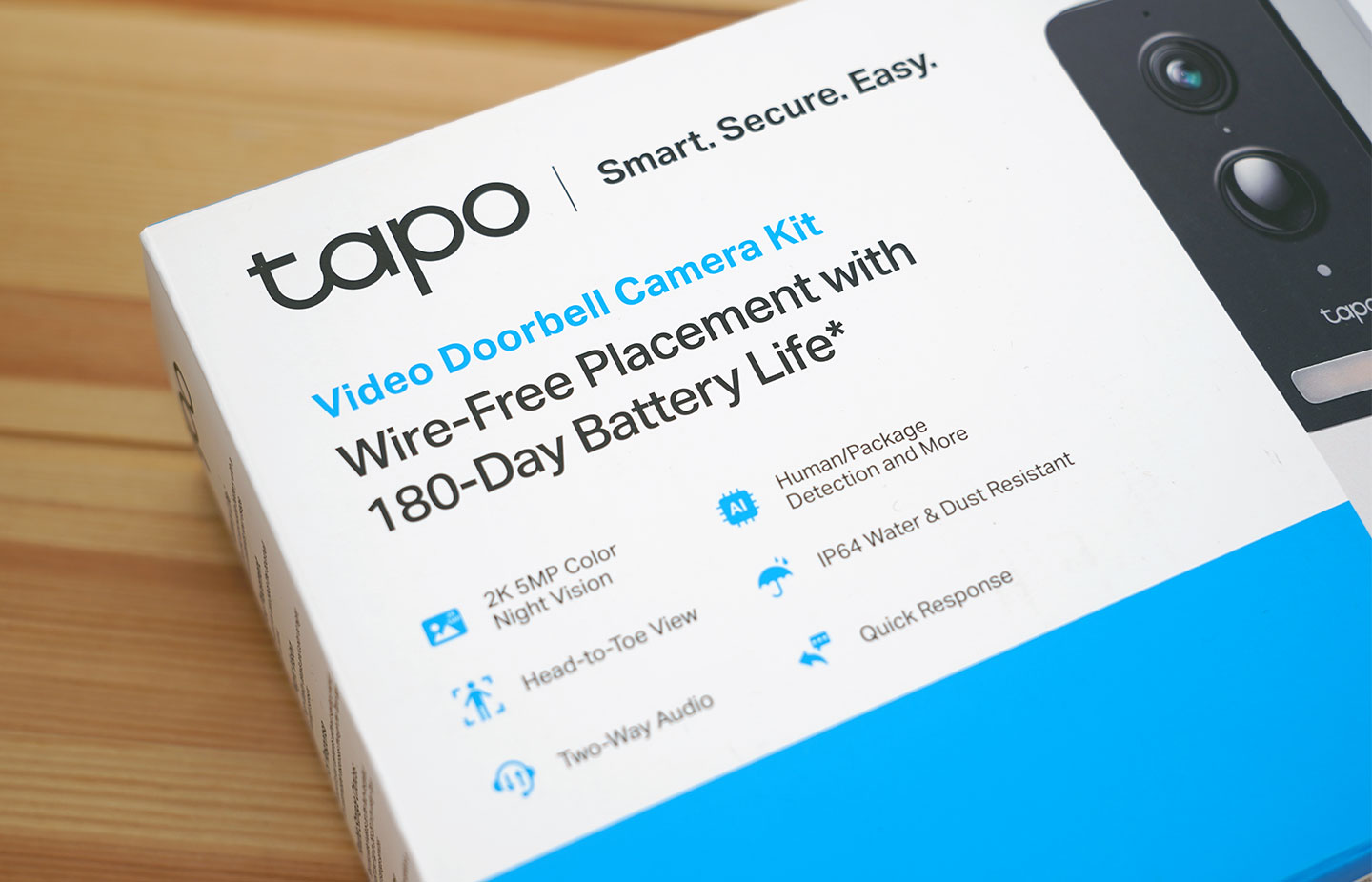 TP-Link Tapo D230S1 智慧門鈴具備無線安裝的便利性，內建可拆卸充電電池能提供 180 天的續航，2K 500 萬畫素的夜視級鏡、廣角且能拍攝全身的視野、以及雙向通話…都是主打功能。