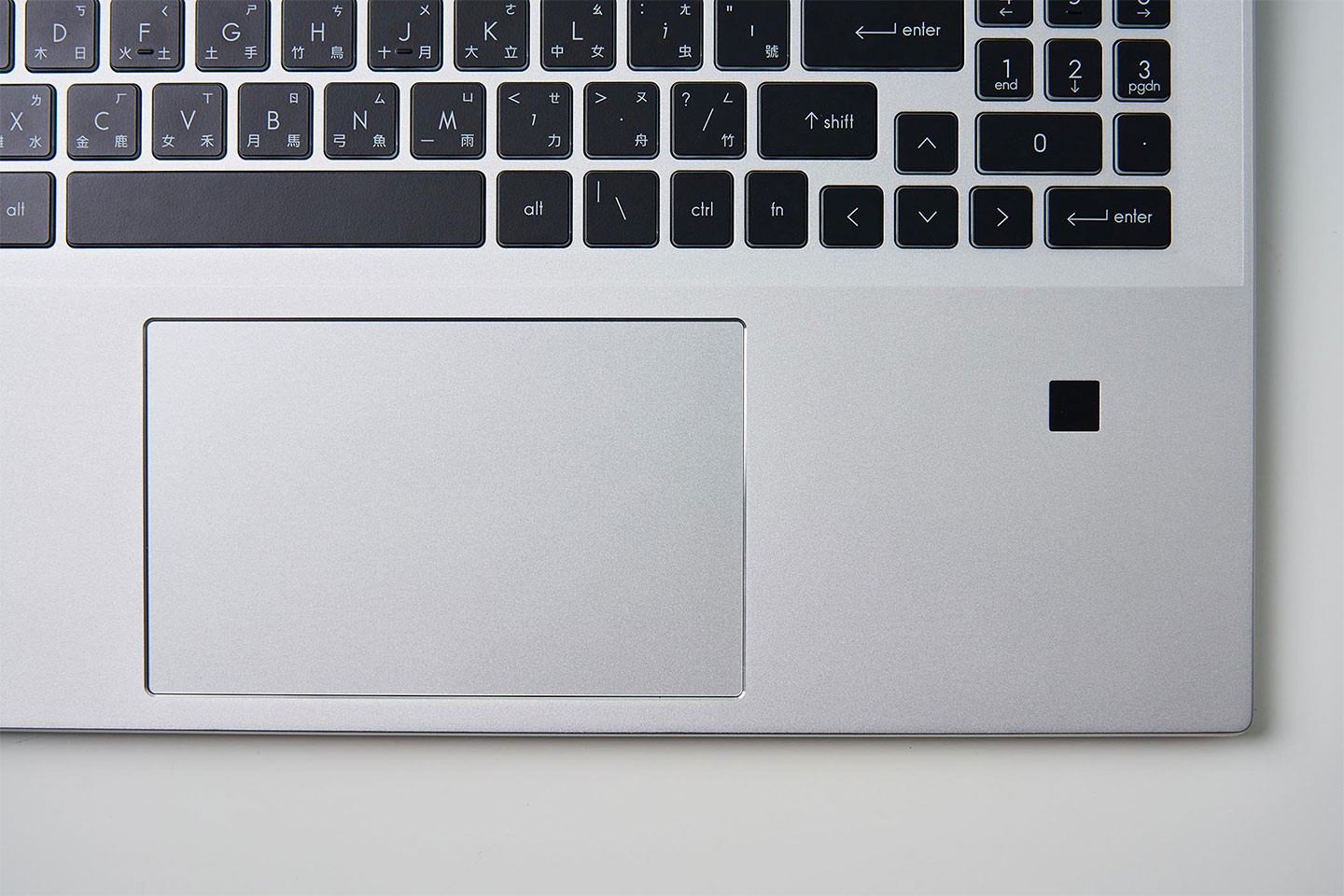 鍵盤下方配備大尺寸無鍵式觸控板，一旁也有標配的指紋辨器。