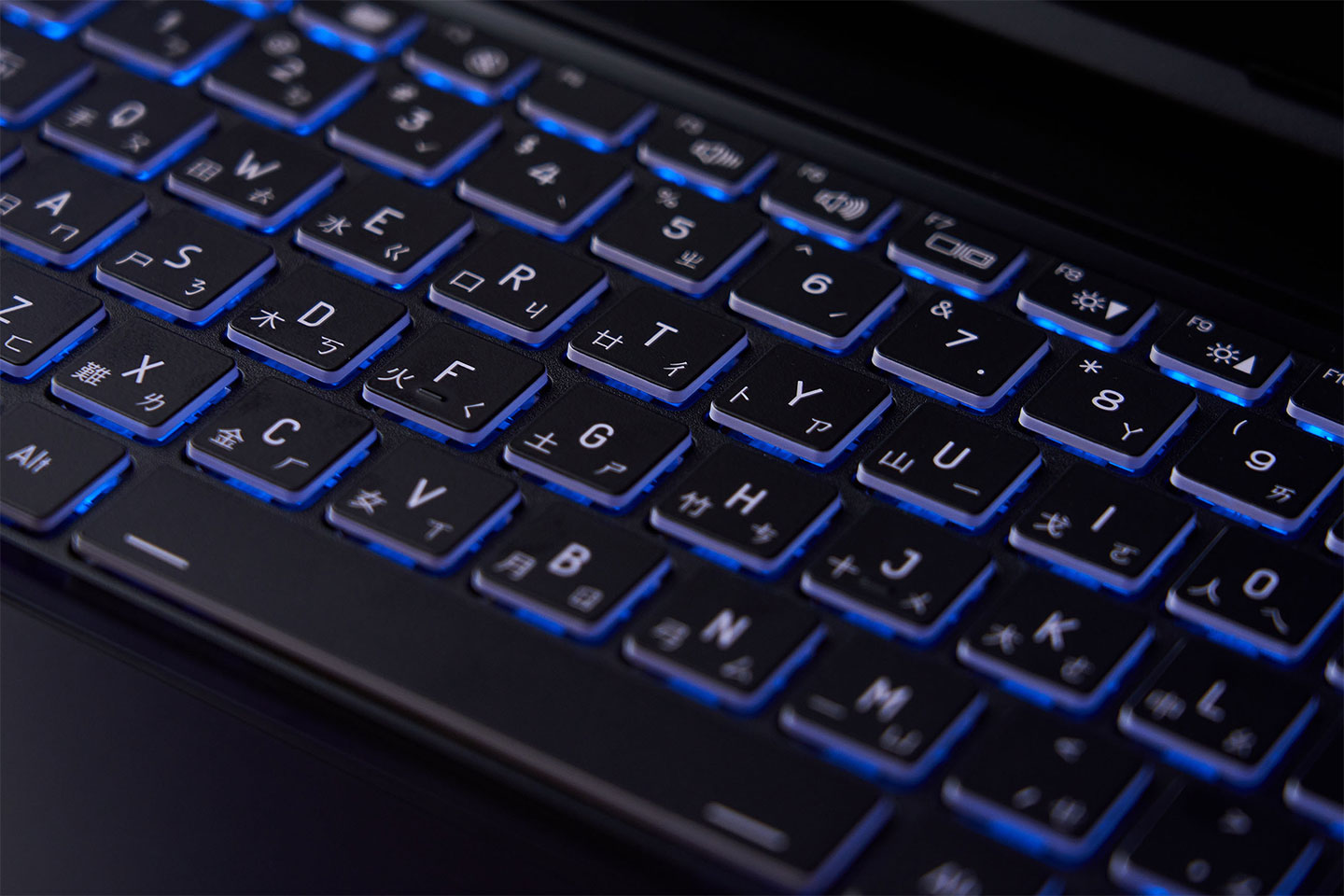 鍵盤的鍵帽側面做了霧面白透的設計，更能顯現出 RGB背光的燈效。
