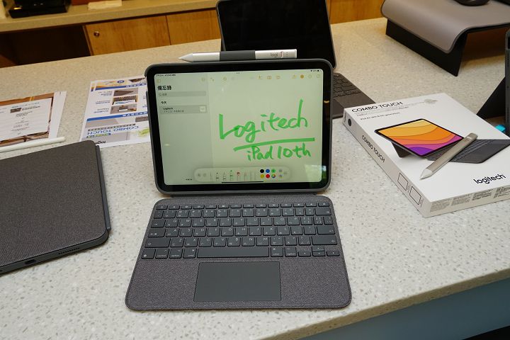 Logitech Combo Touch 保套（Apple iPad 10 專用）。