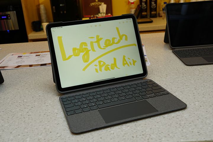 Logitech Combo Touch 保套（Apple iPad Air 4～5 代專用）。