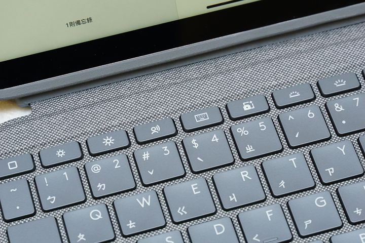 Combo Touch 保套鍵盤除支援背光與注音標示外，iPad 10 版本的鍵盤也新增截圖與聽寫兩大按鍵。