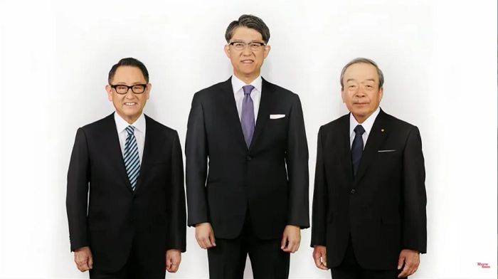 來源： Toyota Times Global YouTube頻道左起為Toyota前任社長豐田章男，交棒新一代佐藤恒治為新任社長（），右為於4月退休的現任會長內山田竹志。