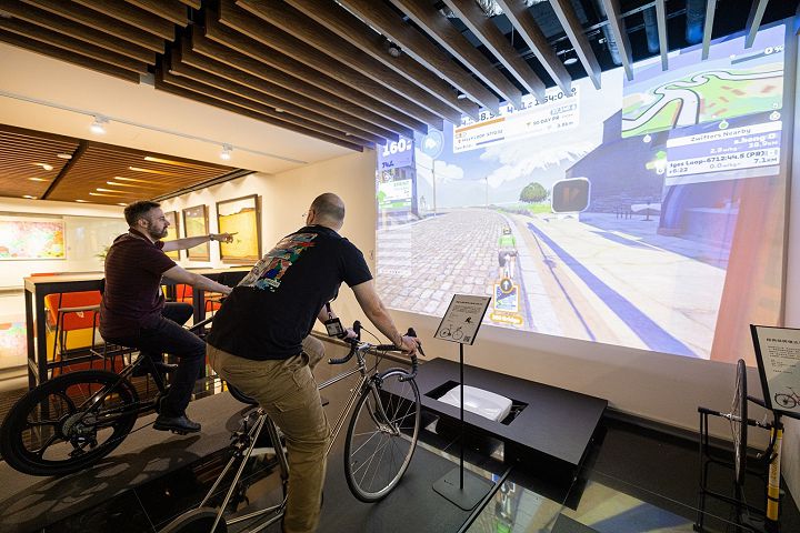 為鼓勵員工工作之餘放鬆身心，置互動體驗腳踏車，依據不同騎乘速度，眼前騎乘環境也會隨之改變、增添趣味，還可與同事競賽、促進社交。