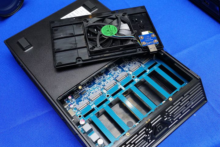 拆卸底板即可看到 M.2 SSD 插槽。其 FS6712X 最多可安裝 12 條 SSD。