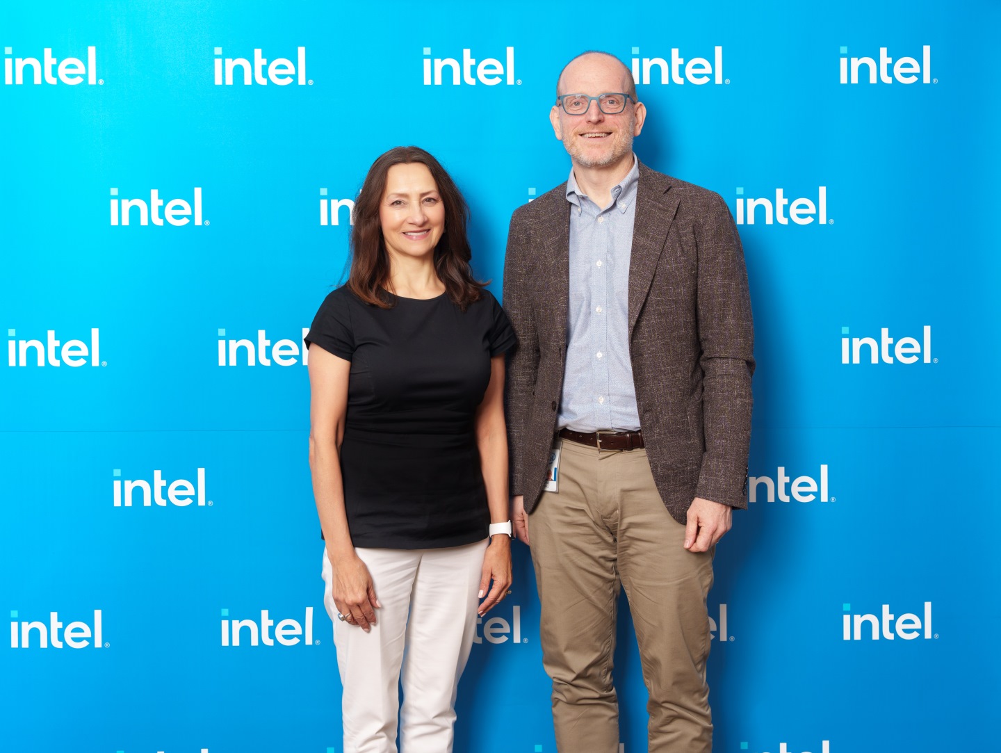 Intel執行副總裁暨資料心與AI事群總經理Sandra Rivera（左）與企副總裁暨資料心與AI事群 - 資料心平台工程與架構事部總經理Zane Ball（右），透過訪談說明發展略並交流觀點。