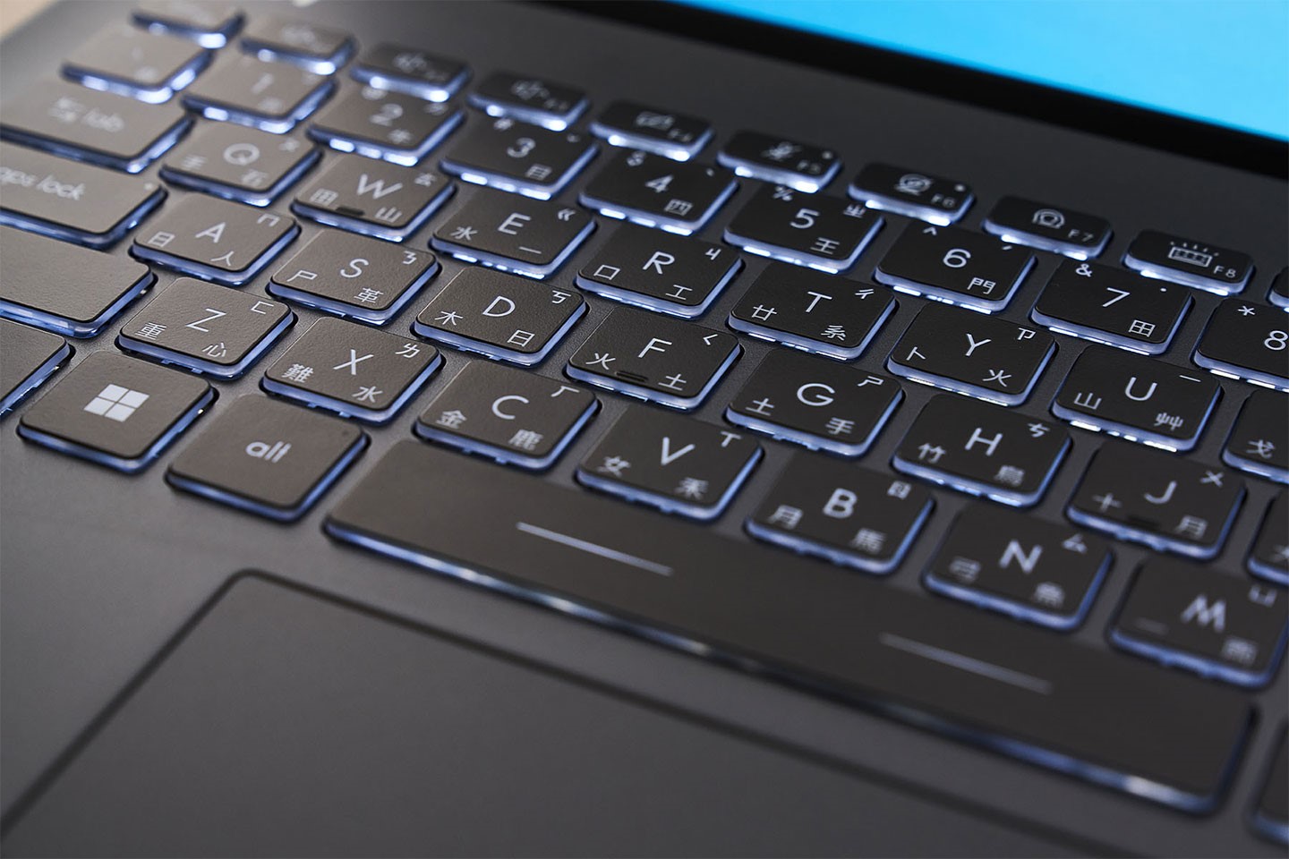 鍵盤不僅配備白色背光功能，鍵帽邊緣更是採取半透明的計，讓透光效果更加出色。