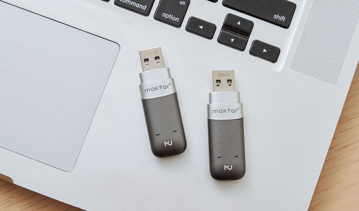 移除隨身碟保蓋可看到 USB 3.1 Type-A 介面，並可看到刻印的容量標示。