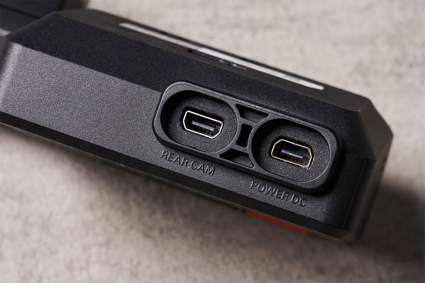 955W 主機頂部規劃兩組 mini USB 接口，分別對應後鏡的連結線以及供電線。