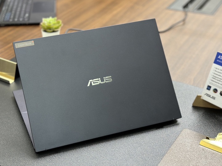 Asus發表 ExpertBook B9，重量 990 克、全球最輕 14 吋 OLED 商務電