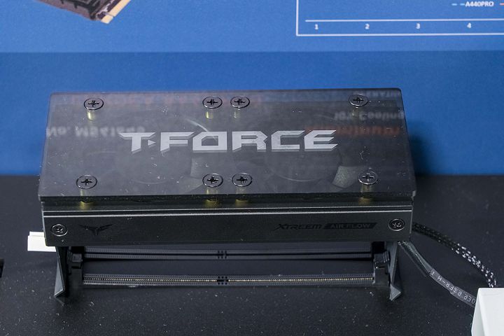 T-FORCE XTREEM AirFlow 則是記憶體專用的散熱器，內建 4000RPM 散熱風扇。