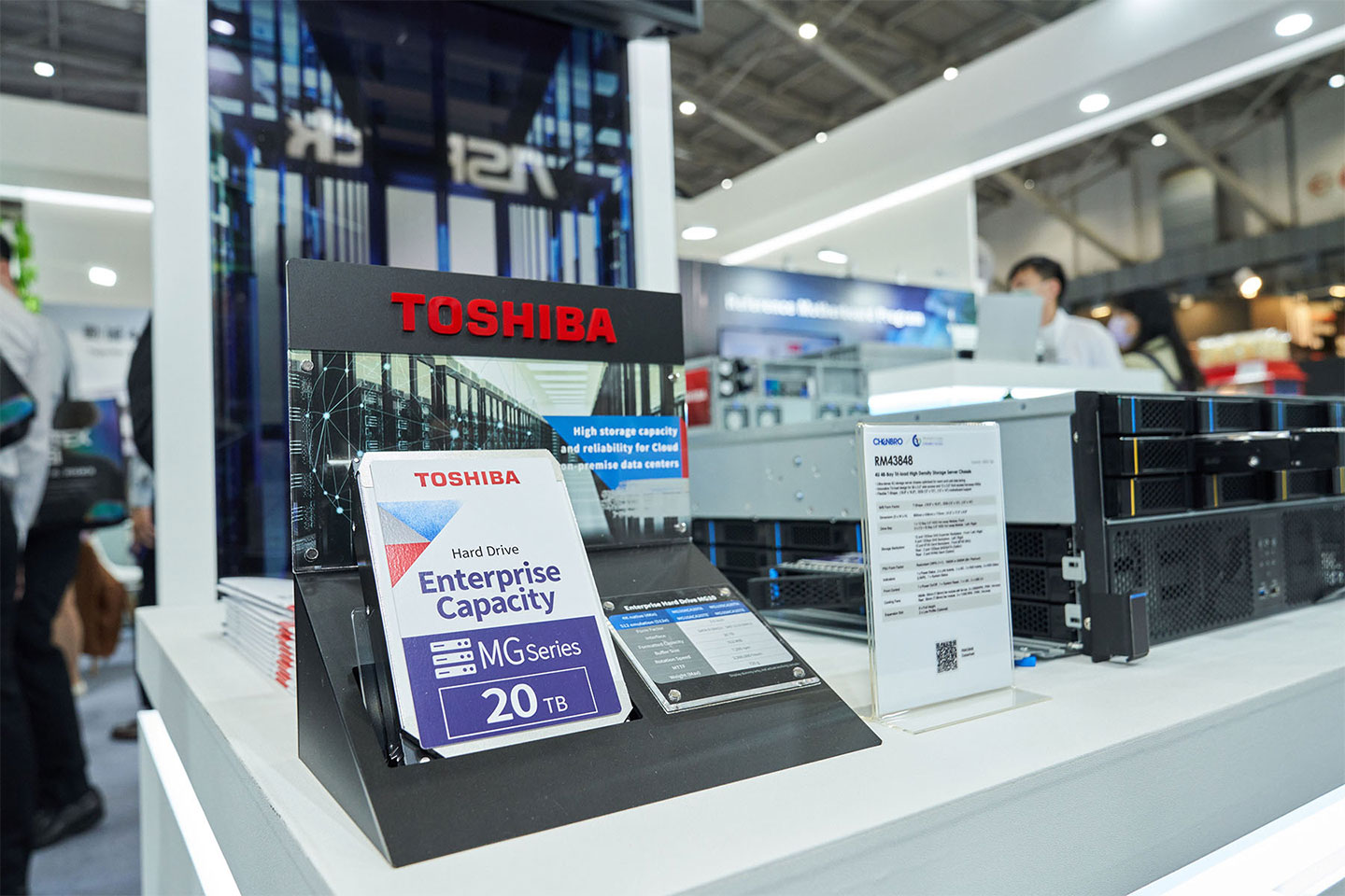 企級的 Toshiba MG10 擁有大容量與高效能，非常適合超大儲容量的應用需求。