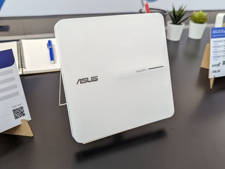 ASUS ExpertWiFi EBA63 除了是一款無線基地台，支援 PoE 供電，外也可透過 AiMesh 進行配對，拓展既有無線網路，速度達 AX3000 級，內建四天線。