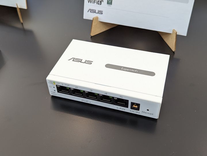 ASUS ExpertWiFi EBP15 網管型交換器，提供 4 組 PoE+ 接口及一組 LAN 網路接口，可提供 60W 電力及 GbE 級的資料傳輸，每一個接口都能置成一組 VLAN。