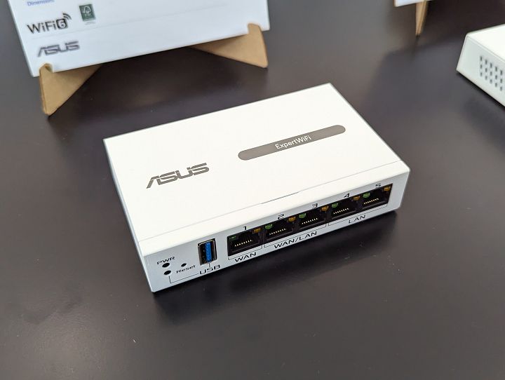 ASUS ExpertWiFi EBG15 路由器，採有線傳輸，載 1.8GHz Dual-core ARMv8 處理器及 512MB 記憶體。