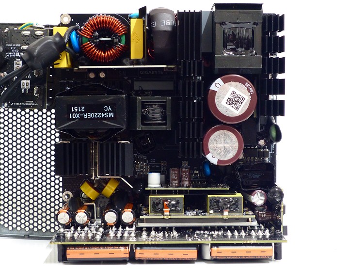 UD1300GM PG5 電源供應器內部零組件整齊排列，散熱片的體積也不小。
