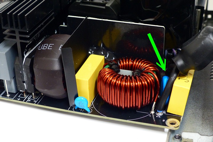 X電容、共模電感則位於主要電路板上，處為負責吸收電壓突波的突波吸收器。