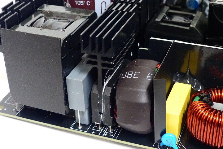 2 個橋式整流器間夾著一片大型散熱片，負責將交流電轉換成直流電，因零組件遮擋關係無法查明型號。