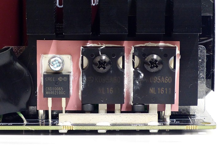 圖片右方為 2 個 AOK095A60 功率電晶體，閘極均套上磁環，左方則為 C6D10065A 碳化矽特基二極體。