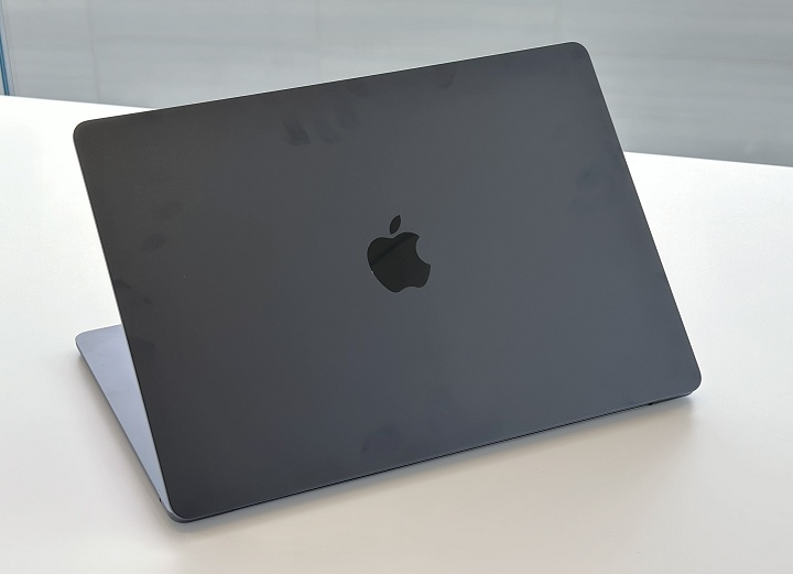 Apple MacBook Air 15 實機長這樣！就是 MacBook Air 放大、重量不變，售價 42,900 元起