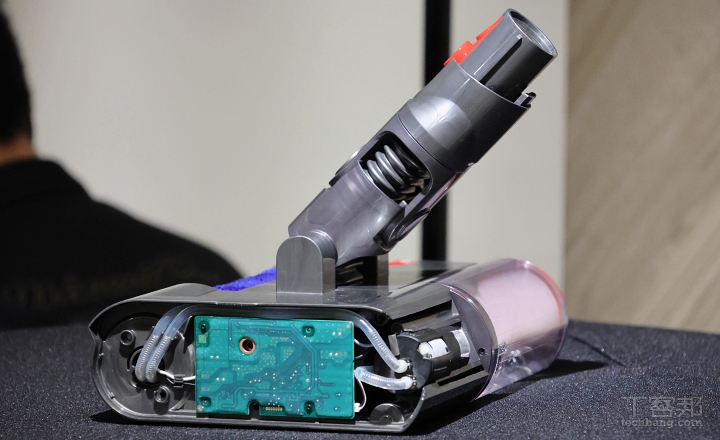 Dyson 推出乾濕洗地吸塵器 V12s Detect Slim Submarine，一機解決各式清潔需求