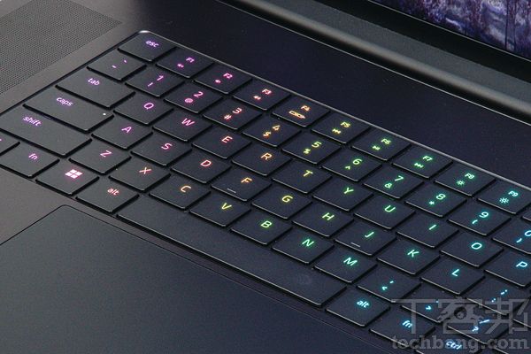 Razer Chroma背光鍵盤 具備防鬼鍵功能外，每個按鍵可設定1,680萬種色彩及多種發光效果。