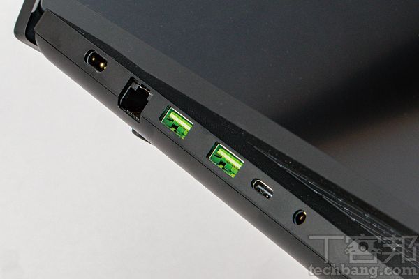 左側輸出入埠  有充電埠、USB 3.2 Type-A、Thunderbolt 4、3.5mm耳麥孔。