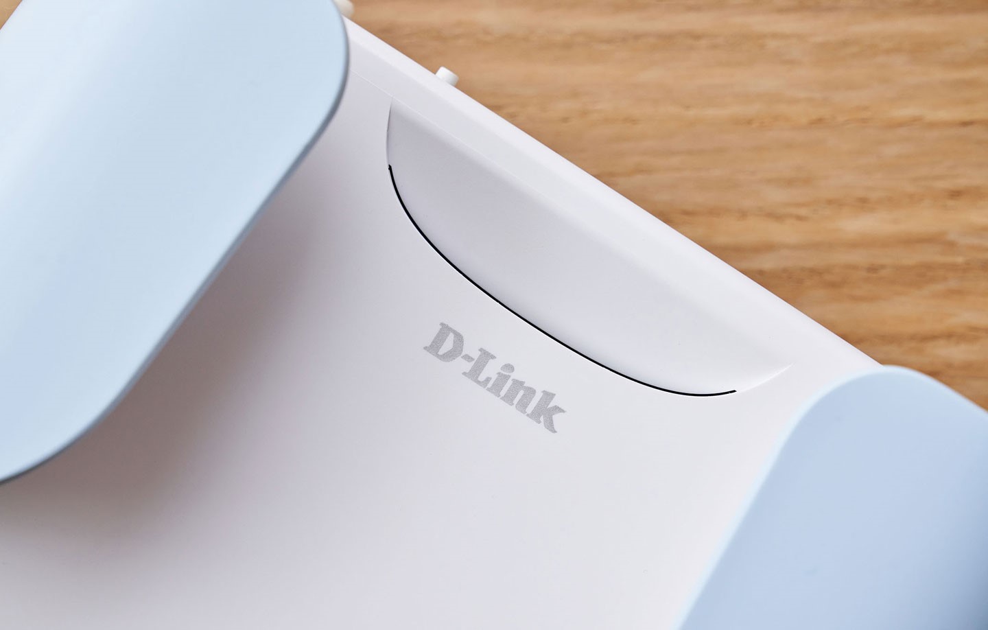 銀色的 D-Link Logo 在白色機身上起到畫龍點睛的效果，出風口處則採微笑曲線的開口，與機身整體的流線計相呼應。