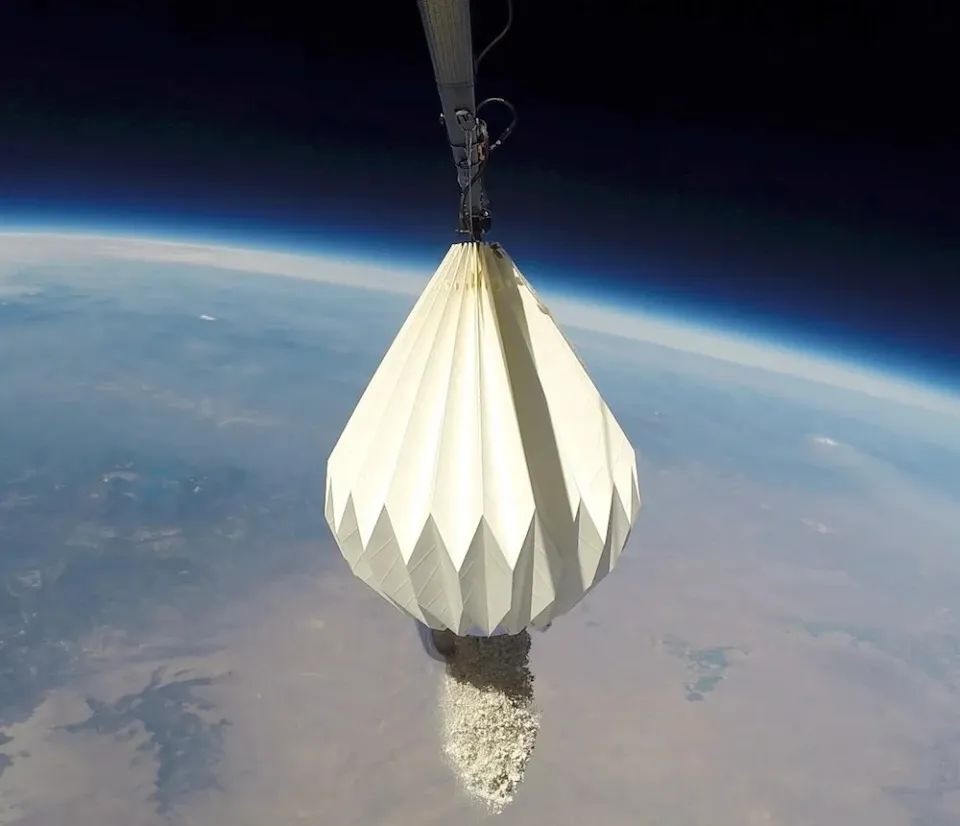 下葬太貴「不起」，日本流行氣球葬：飛到高空讓氣球爆破、骨灰自然灑落