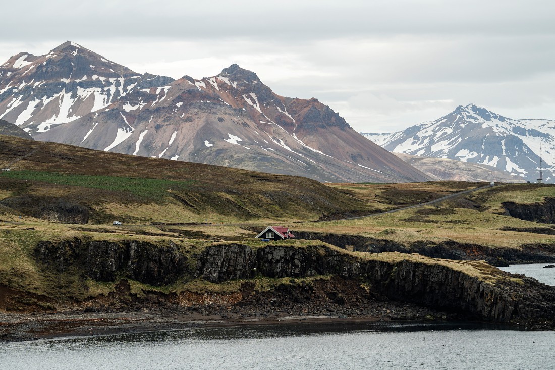 在冰島有許多這樣的小房， 他們通常都依靠地形來遮風避雨， 形成一個跟大自然結合的狀態， 是 James 覺得很特別的地方。（Sony α7 IV +SEL70200GM2，125mm、F3.5、1/1000s、ISO 100）（看大圖）