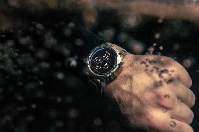 Amazfit T-Rex Ultra終極軍規GPS潛水運動手錶，可戴著進行 30 米水深自由潛水及其他高速水上活動。