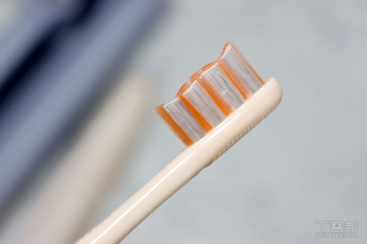 牙菌斑清潔型刷採用杜邦鑽石經典刷毛，以貼合牙齒外型計，配 W 型刷毛。