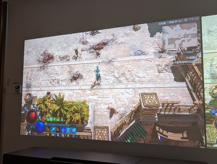 透過《暗黑破壞神 IV》遊戲展示，可看到在普通白牆上即有不錯的投影效果。
