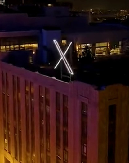 原推特總部頂樓裝上巨大「X」標誌閃爍變色引民怨，周圍居民對馬斯克的任性氣瘋了