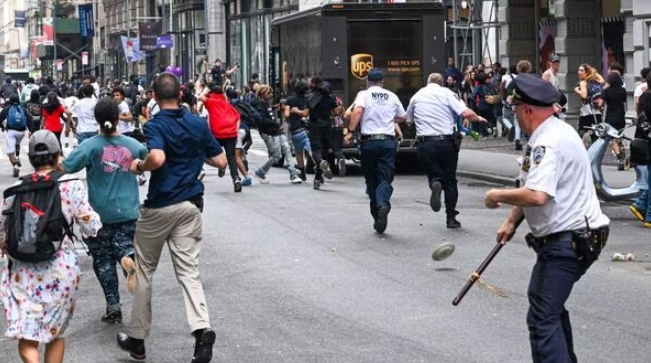 Twitch網紅Kai Cenat宣稱在紐約街快閃送PS5，引發數千人街暴動、紐約方拘捕