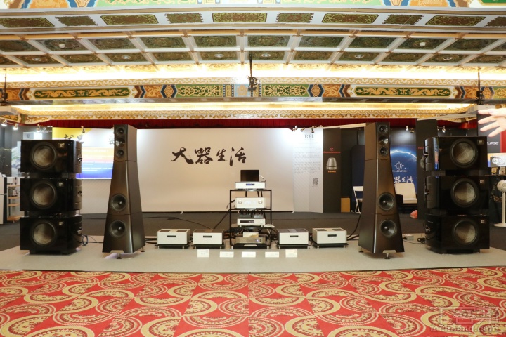 大器國際於 2023 TAA 國際音響展展出 REL 「No.32」支陣列旗艦級超低音喇。