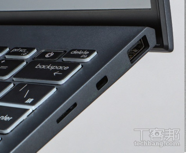 除了 Thunderbolt 4.0、USB Type-A 及 HDMI 外， 還有 micro SD 讀卡機。