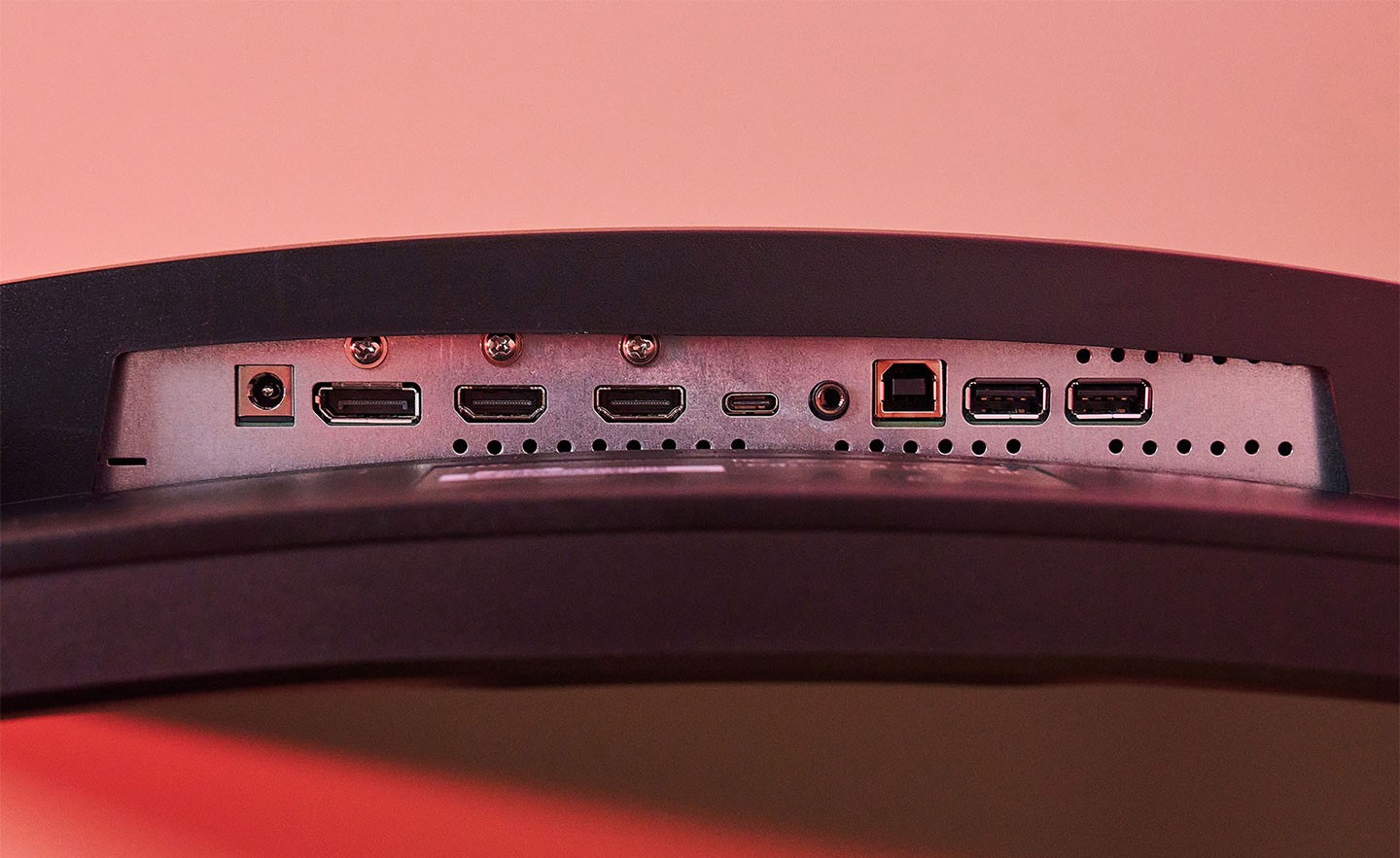 MAG 275CQRF-QD 的連結埠集於機身底側，包括電源接口、DisplayPort、兩組 HDMI、USB Type-C、3.5mm 音源輸出、USB Type-B（連結至電腦使用）與兩組擴充的 USB Type-A 埠。