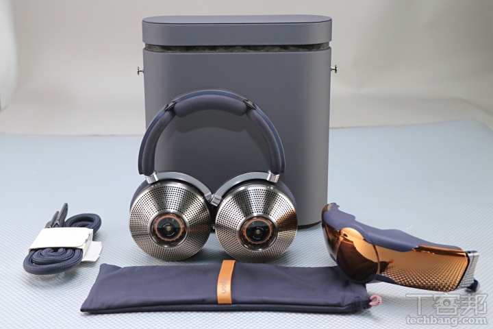 另外旅行專用盒則裝著 Dyson Zone Absolute+ 空氣清淨降噪耳機、背帶和面罩套。