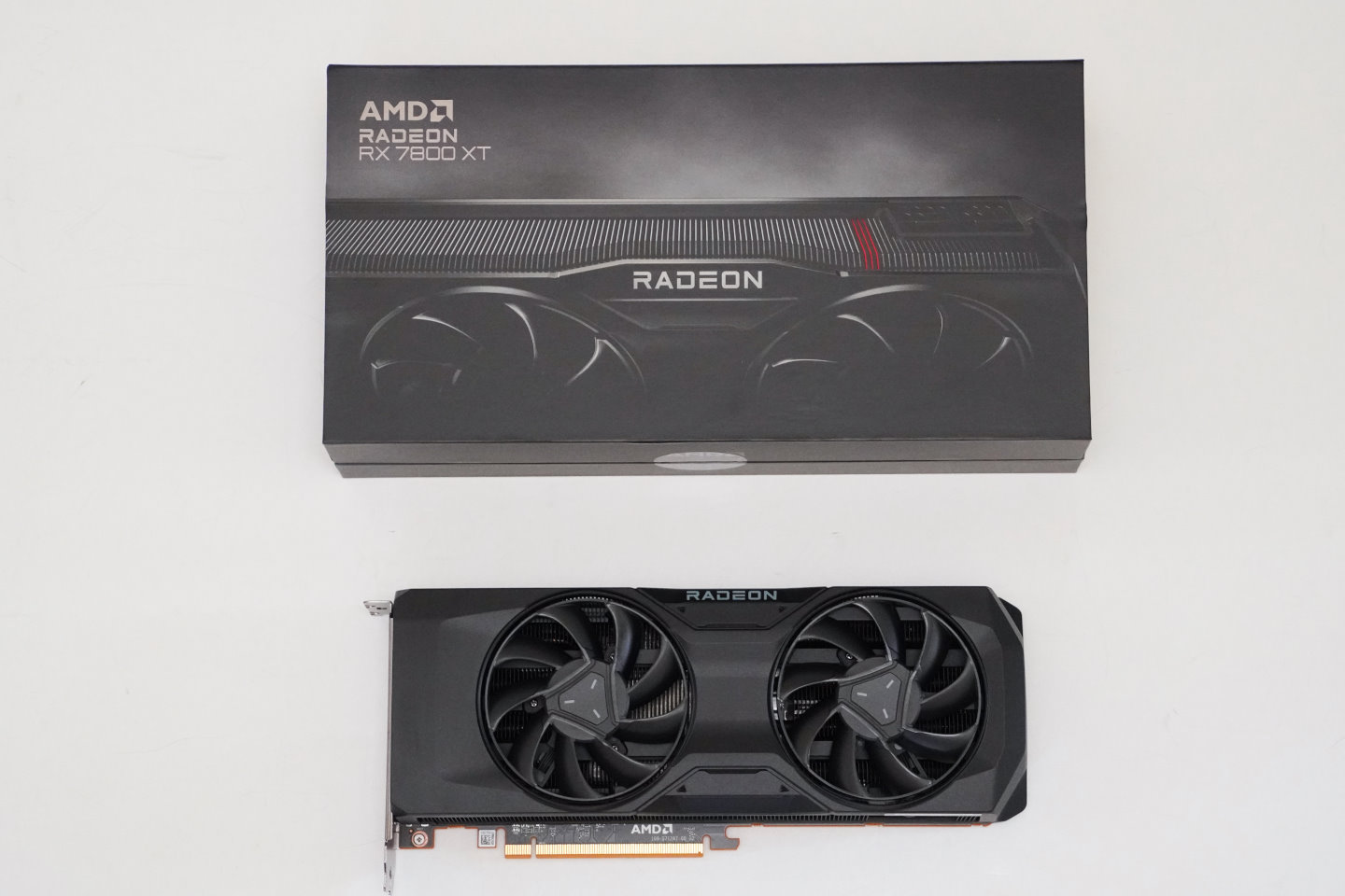 這次測試專題使用的Radeon RX 7800 XT為AMD公板卡。