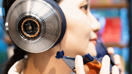非接觸面罩主要採磁吸計連接耳機。