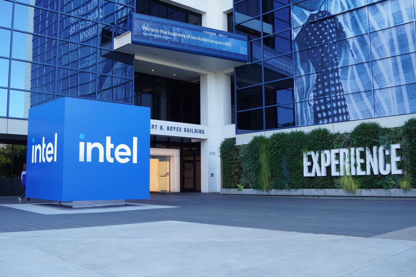 Intel總部位於美國加州聖塔克拉拉，圖的建築以共同創辦人勞勃‧諾伊斯命名。
