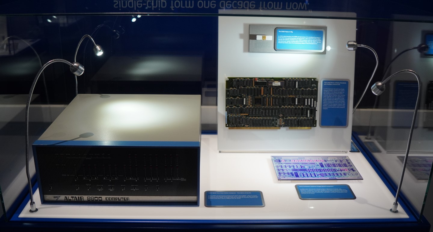 MITS公司於1975年推出的Altair 8800是款以「Build Your Home Computer」（建構你的家用電腦）為號召的套件，可以說是個人電腦的濫觴，它以Intel 8080微處理器為核心，使用者可以把所有零件組裝起來成為1台電腦，當時售價為美金439元。